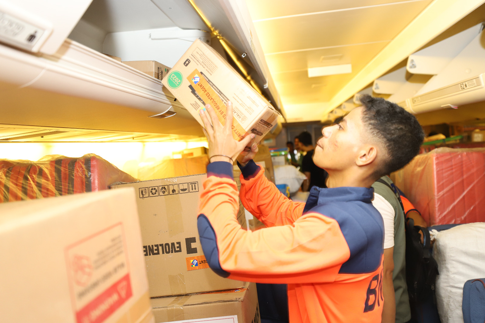 Para petugas sedang menyusun barang bantuan dukungan logistik dari Pemerintah Indonesia di dalam pesawat yang akan membawa ke Libya dari Bandara Soekarno Hatta, Kota Tangerang, Banten, Selasa (2/10) dini hari.